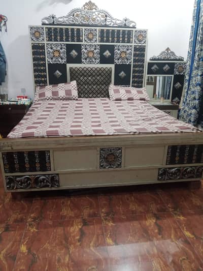 Bad Set with side Table and Dressing Table