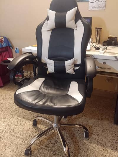 gaming chair good condition (only chair)