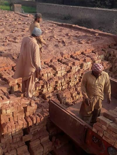 Hamary pas Her Type ki bricks munasib Price m available Hy