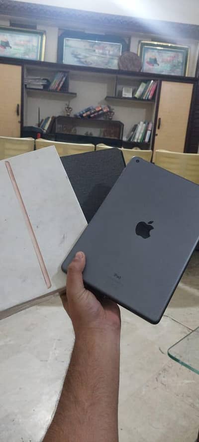 Ipad 8th generation 32Gb 10/10 Condition with box. Version iOS 18.6