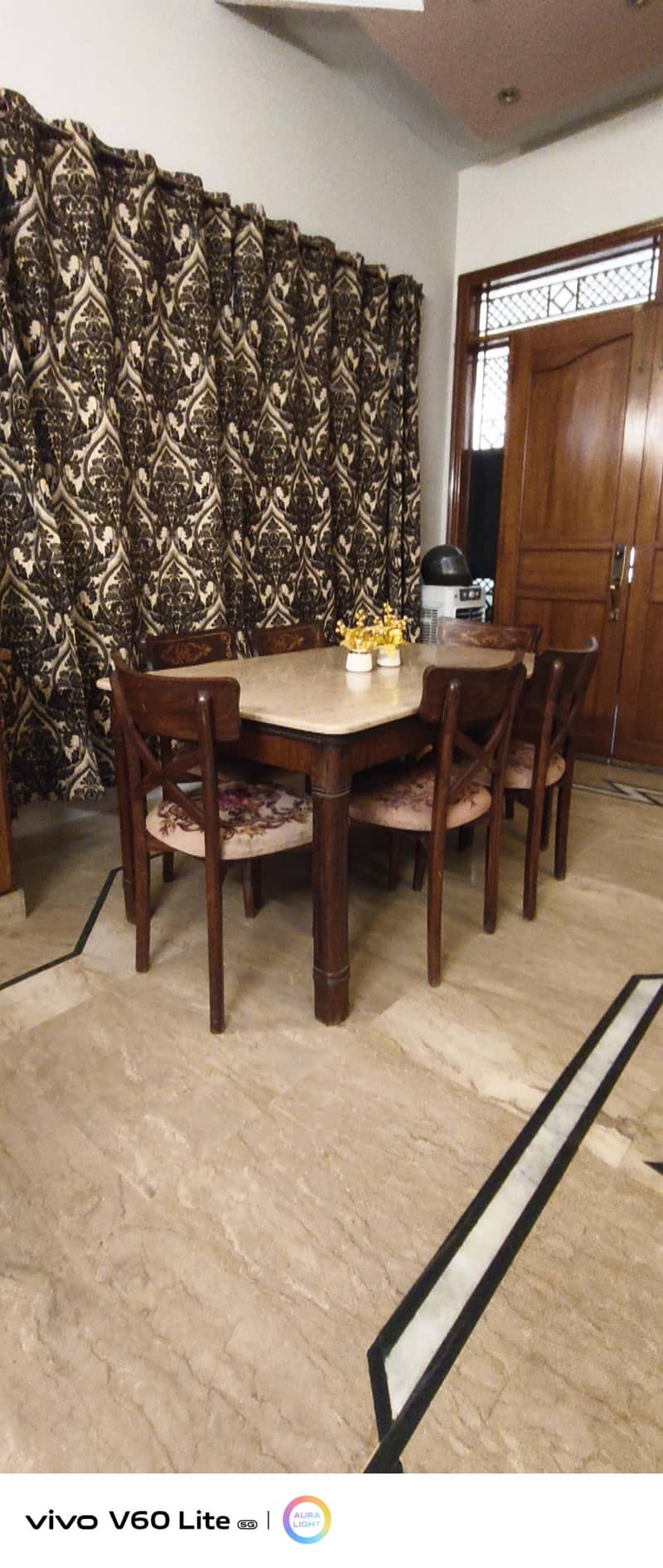 Dining table 0