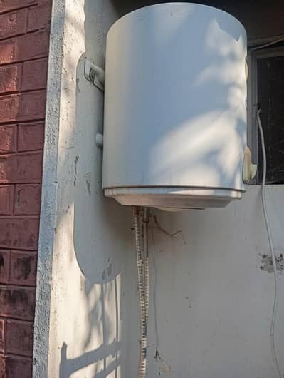 Instant electric geyser with default for sale