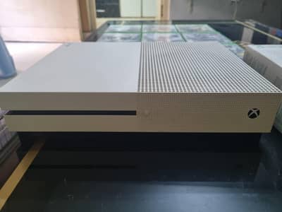 Xbox One S 1 TB Extremely good condition