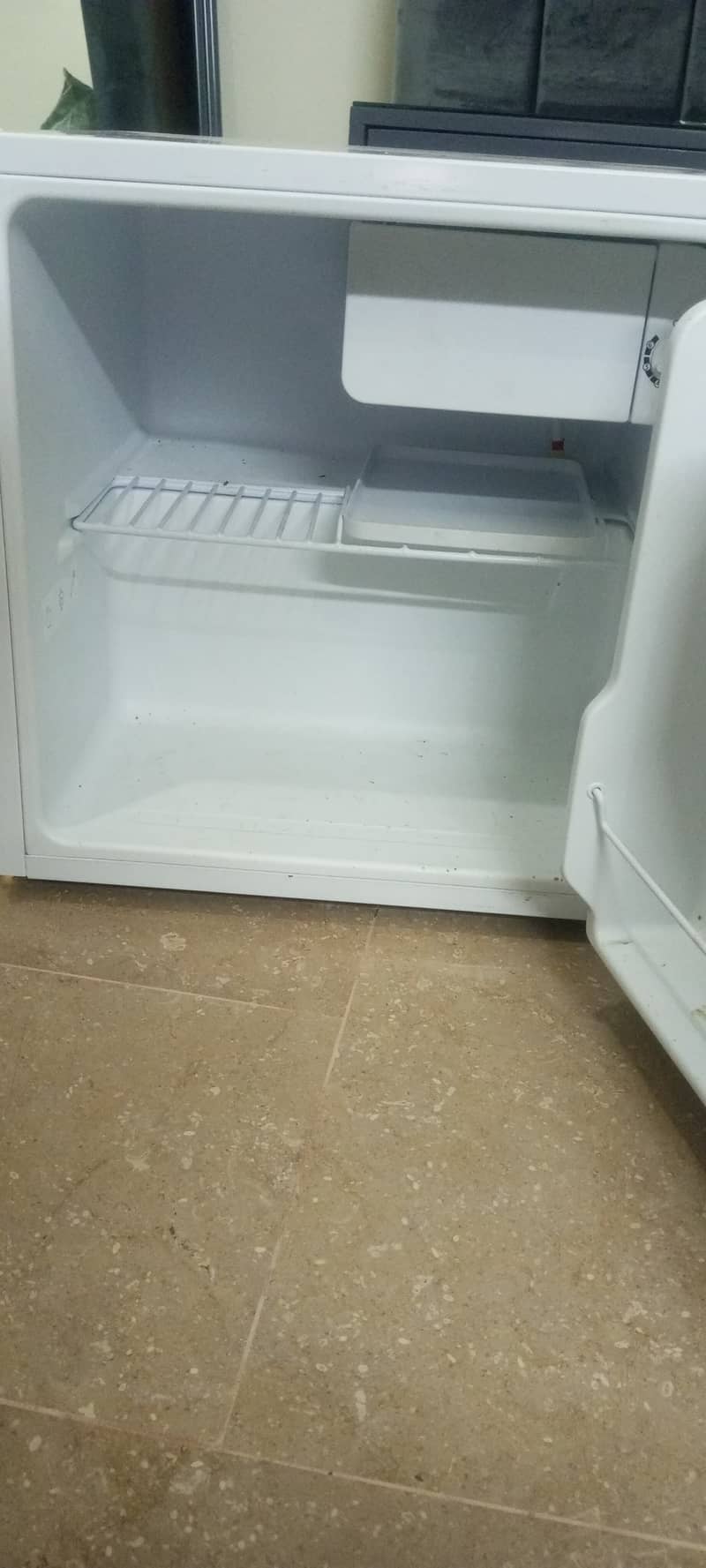 Mini fridge 0