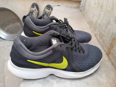 Imported shoes  for  ruining and walk