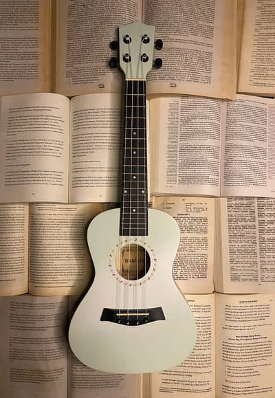 UKULELE / soprano ukulele / cheap guitar //Piano / Keyboard Amp