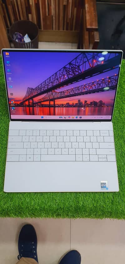 XPS 9320 Core i7 12th gen 16gb ddr5  1tb nvme with 4k touch bar