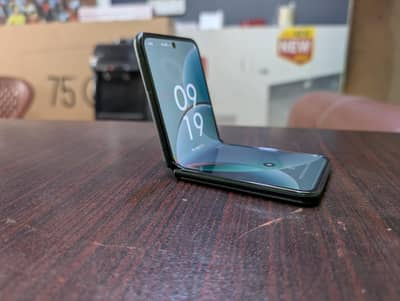 Motorola RAZR 40 flip phone pta approved 10/10 mint condition