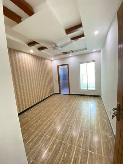 Three bedrooms unfurnished flat available for rent in E11 4