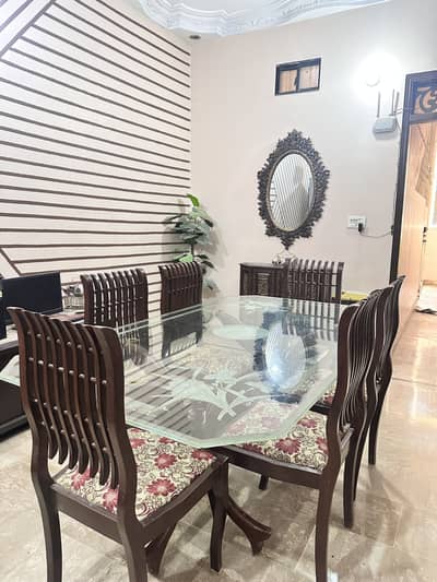 6 chairs Wooden dinning table in excellent condition