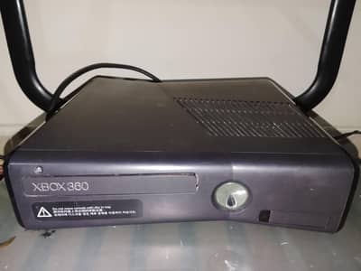 Xbox 360 10/10 condition with wire controller