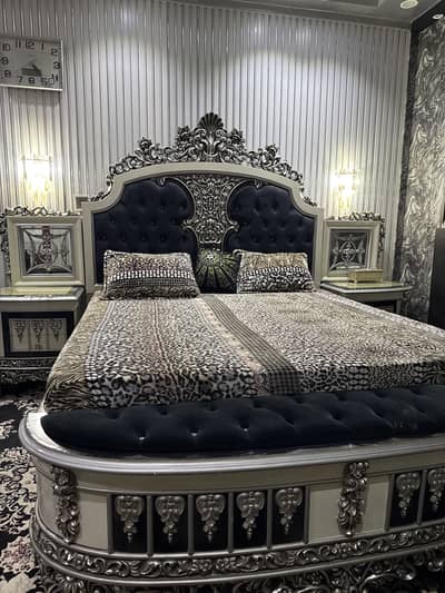 Bed, sidetables and dressing table