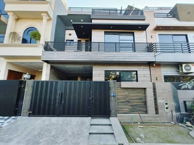 Facing Park 5 Marla Modern House With 5 Bedrooms FOR SALE