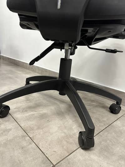 Office Chairs M-16 Master Offisys Exactive Chairs