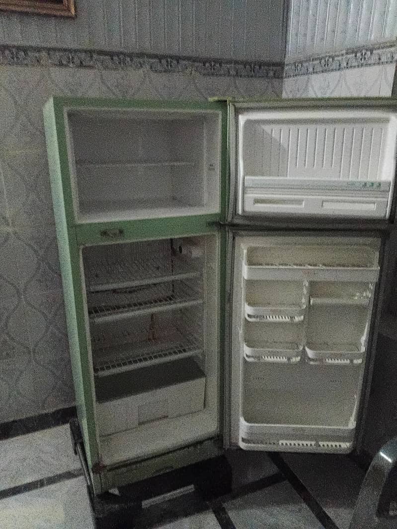 SINGER,medium size refrigerator 0