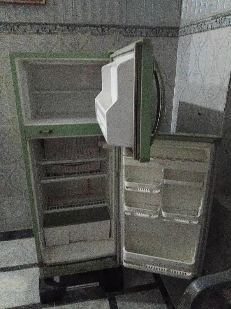 SINGER,medium size refrigerator 1