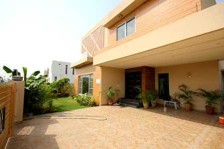 01 KANAL BEAUTIFUL OWNER BUILD SOLID CONSTRUCTION HOUSE FOR SALE IN DHA PHASE 2.