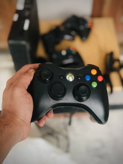 Xbox 360 S Slim with 4 controllers