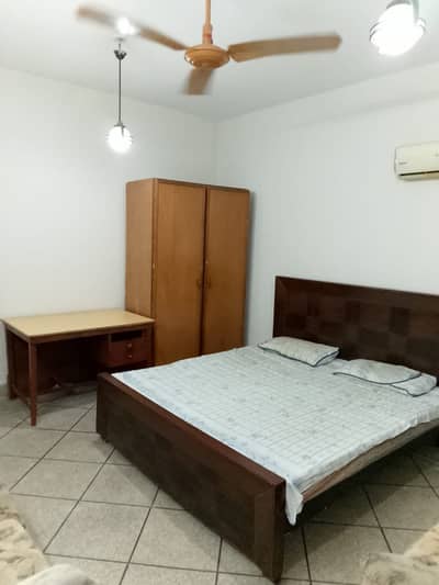 Hostel Room Available for rent in gulberg 2 near Siddique Trade centre