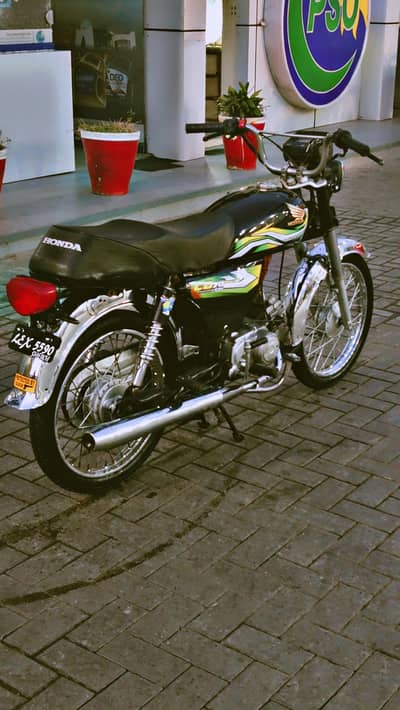 urgent sale hm bike me kisi kism ka masla ni hm A. . . 2. . . Z sman new hm