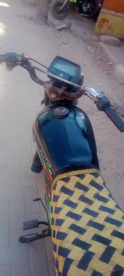 bike injan se geniyan h bs body m Thora boht Kam h