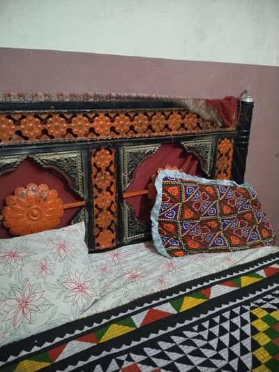 Double Bed hi acha hi condition ok hi jis ko chayie rabta kare