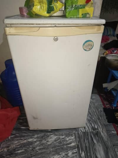 Refrigerator single door