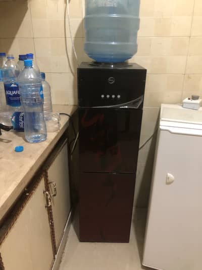 Pel water dispenser