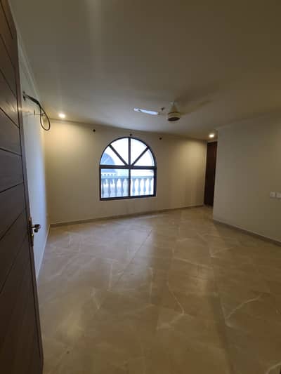 2 BED UNFURNISHED FOR RANT IN GULBERG GREEN