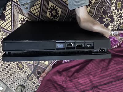 Ps4 slim 10/10 with 2 controllers