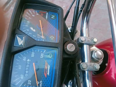 I am selling My Motorcycle Honda CG 125 Red color