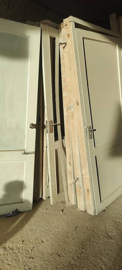 لکڑ کے دروازے چکاٹ کے ساتھ