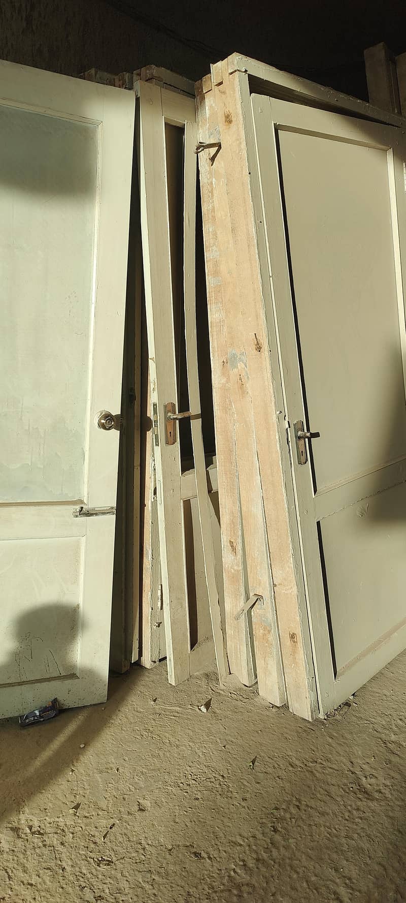 لکڑ کے دروازے چکاٹ کے ساتھ 0