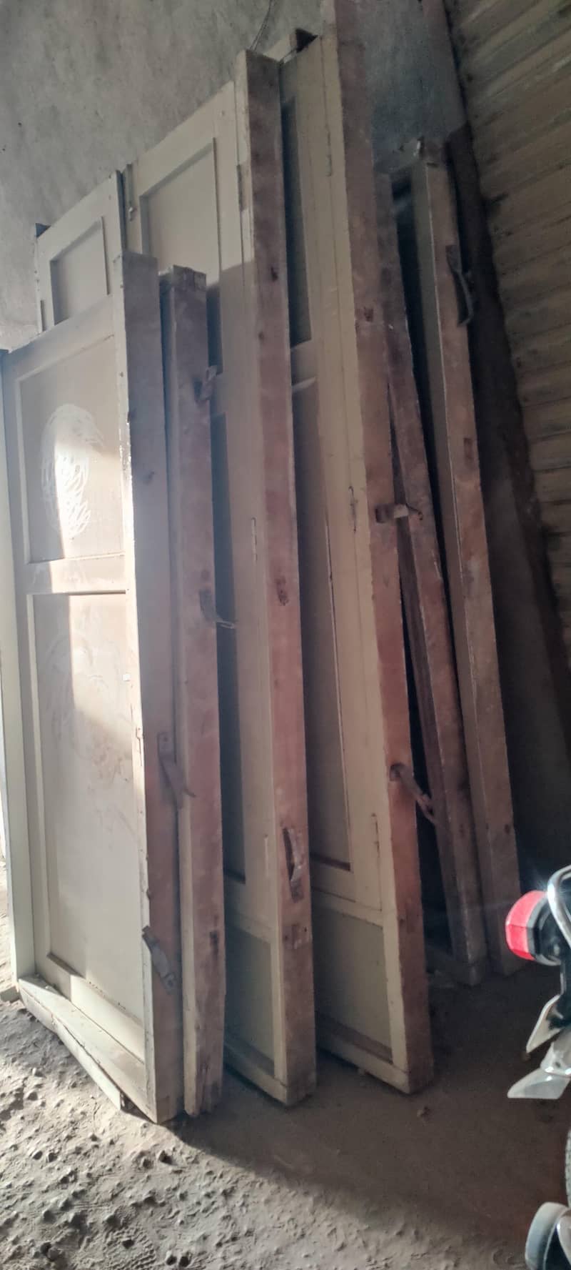 لکڑ کے دروازے چکاٹ کے ساتھ 3