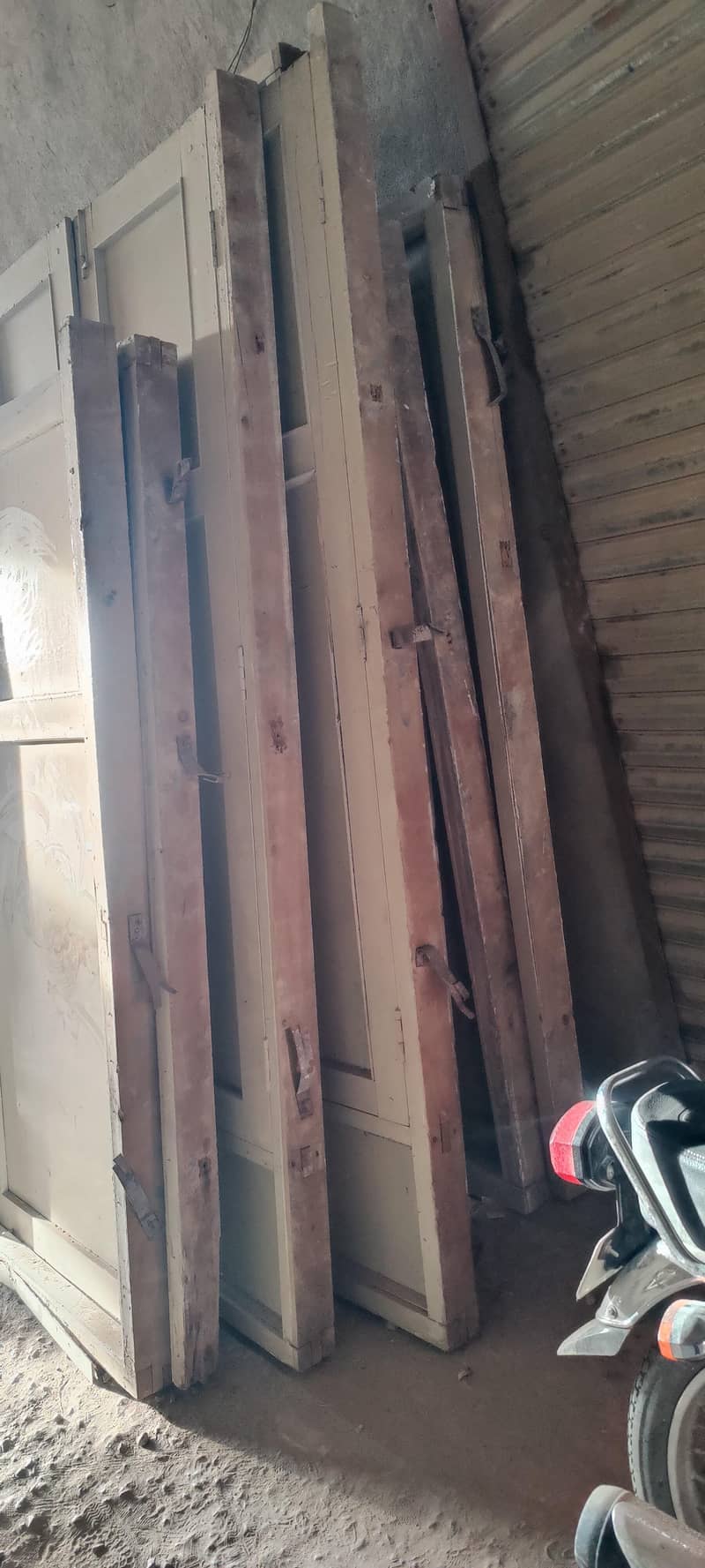 لکڑ کے دروازے چکاٹ کے ساتھ 4