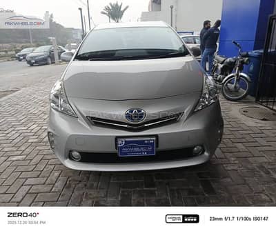 Toyota Prius Alpha 2014