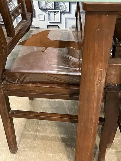 Selling 6 chair dining table good condition