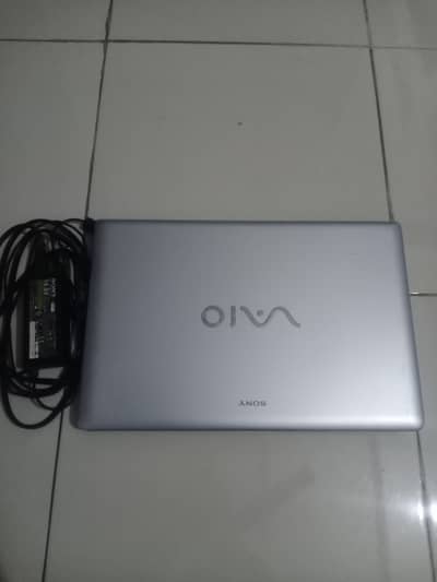 Laptop Sony hai 320Gb Hard drive hai 2+2Gb ram hai