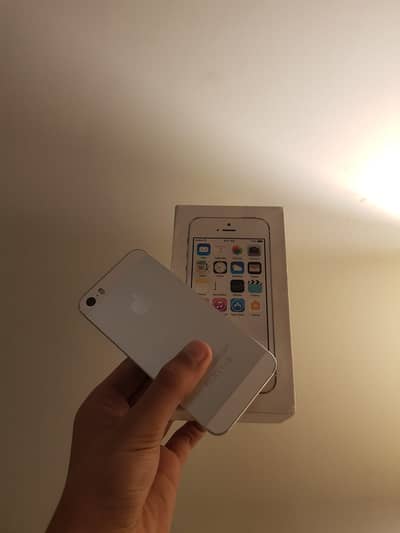 Apple iPhone 5 for sale (price zyada kam ho jae gi)