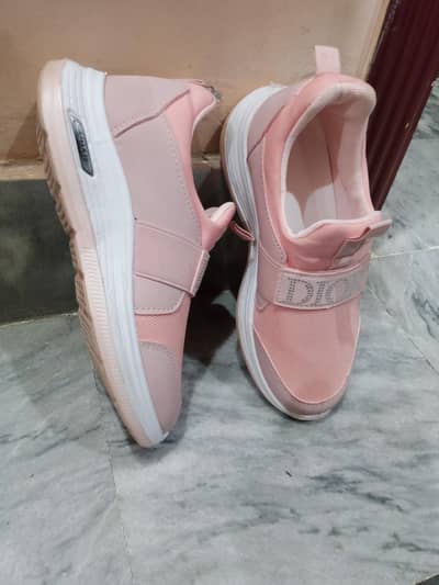 Female comfortable shoes