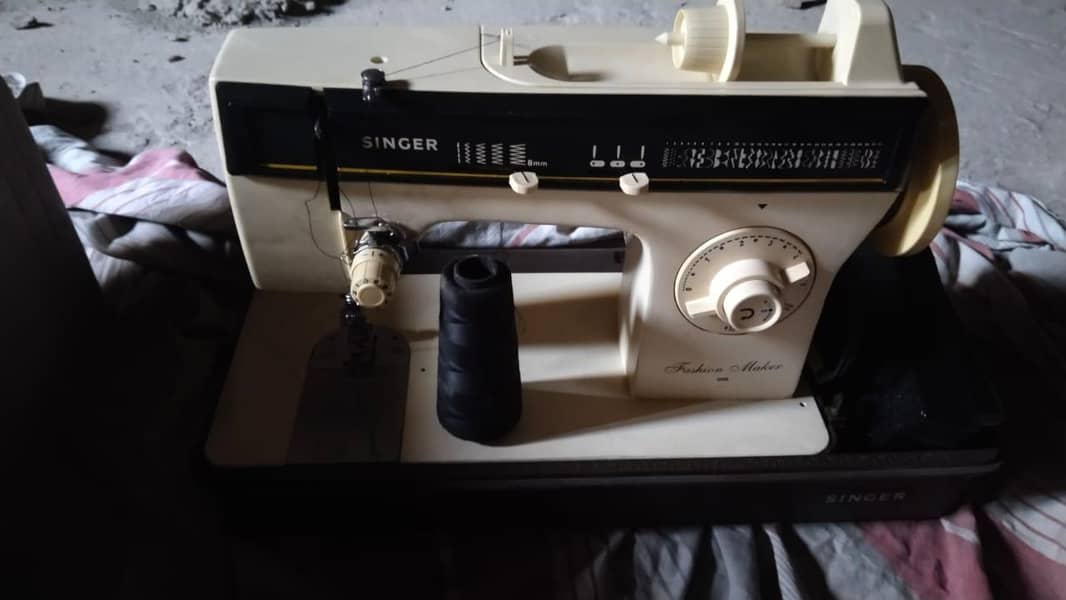 Sewing Singer machine 0