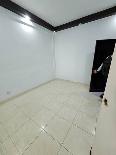 First floor office for rent 1000sqft in shahar e Faisal.