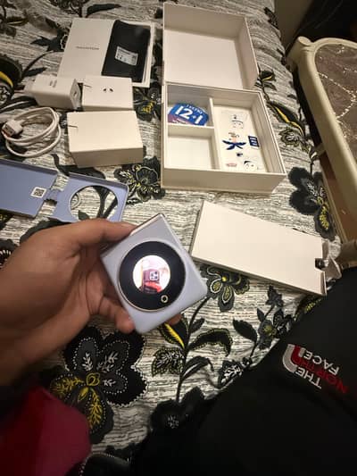 Tecno Phantom V Flip 5G (Screen Broken)