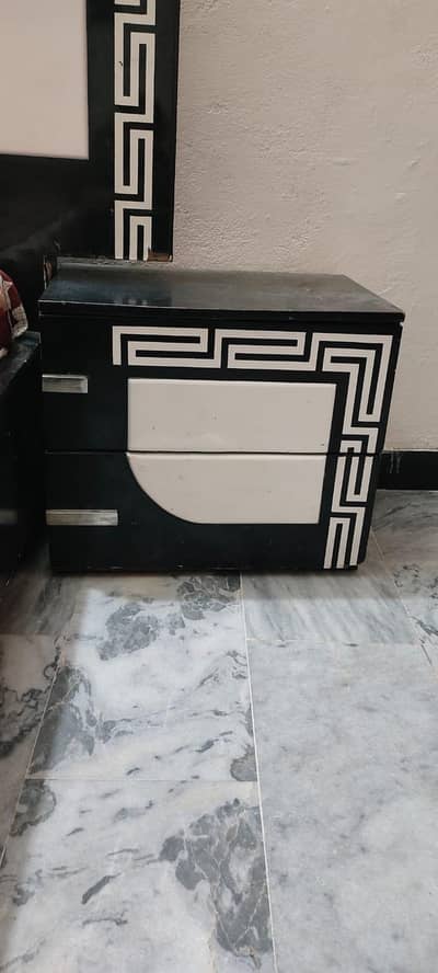 DoubLe BED WithOut MattresS | Dressing ALmari | SiDe TabLes SeT