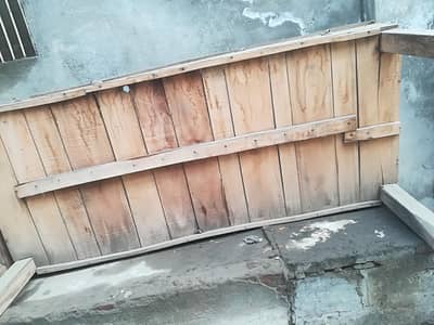 جانوروں کے چارے کے لئے دو عدد لکڑی کے بنے ہوئے