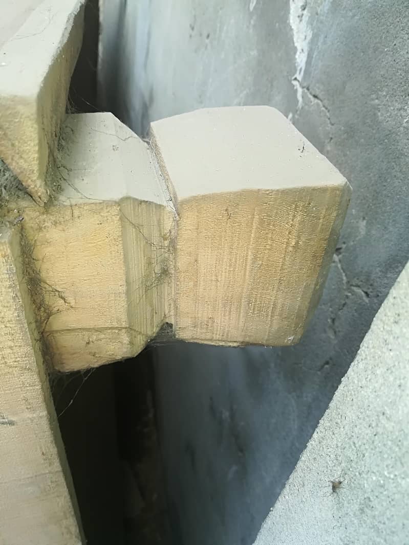 جانوروں کے چارے کے لئے دو عدد لکڑی کے بنے ہوئے 1