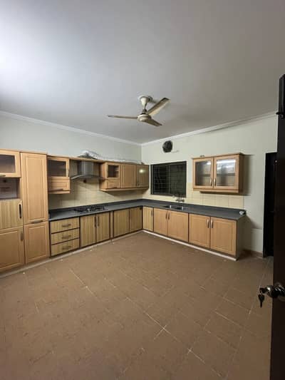 1 KANAL 5 BEDROOM HOUSE IS AVAILABLE FOR RENT WITH BASEMENT