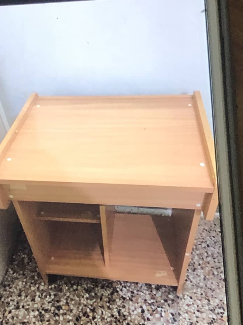 computer table and 2 side table 0