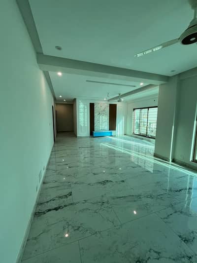 12 MARLA 4 BEDROOM APARTMENT AVAILABLE FOR RENT