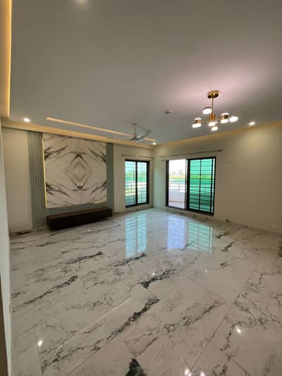 BRAND NEW GROUND FLOOR 3 BEDROOM APARTMENT AVAILABLE RENT